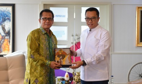 Indonesia-Brunei Darussalam. Menpora Imam Nahrawi bertemu dengan Duta Besar Luar Biasa dan Berkuasa Penuh Republik Indonesia untuk Brunei Darussalam Sujatmiko untuk membahas kerja sama bidang kepemudaan dan olah raga kedua negara.