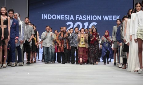 Indonesia Fashion Week, ajang rutin yang digelar tiap tahun untuk membangkitkan pasar mode Tanah Air.