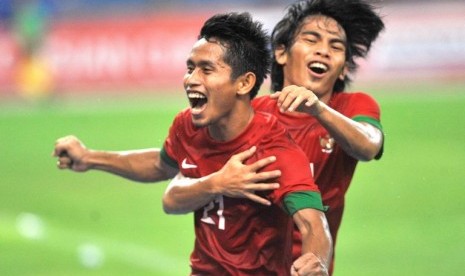 INDONESIA KALAHKAN SINGAPURA. Selebrasi pesepakbola Indonesia Andik Vermansah (kiri) dan Rasyid Assagid Bakri (kanan) usai mencetak gol ke gawang Singapura pada pertandingan babak penyisihan grup B Piala AFF 2012 di stadion Bukit Jalil, Kuala Lumpur, Malay