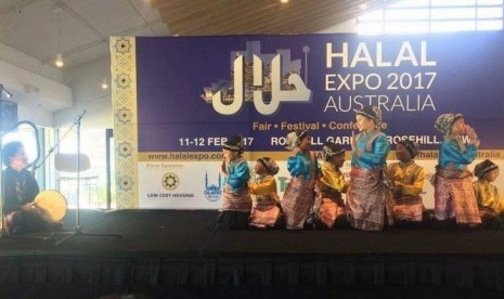 Indonesia menampilkan Tarian Saman dari Aceh di panggung Halal Expo 2017.