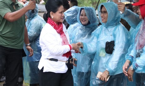 Indonesia Power berpartisipasi dalam kegiatan menanam mangrove bersama Ibu Negara Iriana Joko Widodo, Senin (11/3).