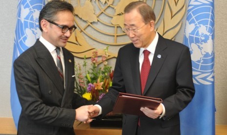 Indonesia recently ratifies Comprehensive Nuclear Test-Ban Treaty (CTBT). In the file photo on February, Indonesian Minister of Foreign Affairs Marty Natalegawa (left) hands over the treaty to UN Secretary General, Ban Ki-moon, in New York, United States. 