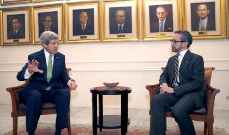 Indonesia's Foreign Minister Marty Natalegawa  (right) talks with visiting US Secretary of State John Kerry at the Foreign Ministry office before a meeting in Jakarta February 17, 2014. 