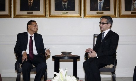 Indonesia's Minister of Foreign Affairs Marty Natalegawa (right) speaks with his Sri Lankan counterpart, GL Peiris in Jakarta on Monday, Oct 13. 