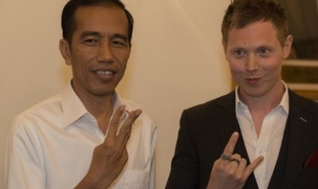 indonesia's president-elect Jokow Widodo (left) poses with Matt Hart, guitarist of Arkana, on Wednesday.