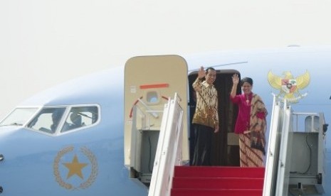 Indonesia's President Joko Widodo (left) and First Lady Iriana depart in their first official visit abroad on Saturday, Nov 8, 2014 . He arrives on the same day in Beijing, China.