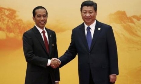 Indonesia's President Joko Widodo (left) shakes hands with China's President Xi Jinping during a welcoming ceremony of the Asia Pacific Economic Cooperation (APEC) forum, in Beijing, November 11, 2014. 