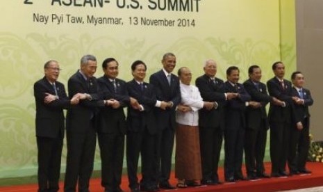 Indonesia's President Joko Widodo poses with other leaders in ASEAN-UD summit in Nay Pyi Taw, Myanmar, on Thursday, Nov 13, 2014.