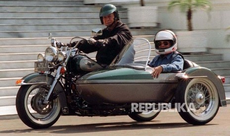 Indonesia's President Suharto (L) rides a Harley Davidson with his vice-presidential running-mate Jusuf Habibie in front of the State Palace in Jakarta on September 1, 1996. President Suharto, threatened with effective impeachment, resigned on Thursday aft