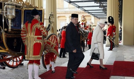 Indonesia's President Susilo Bambang Yudhoyono arrives by carriage with Britain's Queen Elizabeth at Buckingham Palace in London October 31, 2012. Yudhoyono is on a three day state visit to Britain. 