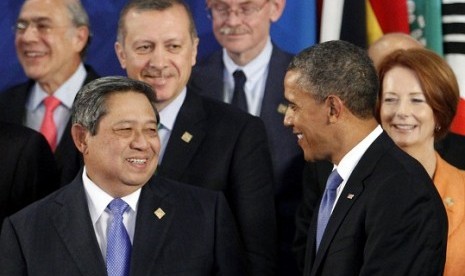 Indonesia's President Susilo Bambang Yudhoyono (front L) talks with US President Barack Obama as Turkey's Prime Minister Tayyip Erdogan (3rd L) and Australian Prime Minister Julia Gillard (R) look on during the group photo session of the G20 Summit in Los 