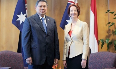 Indonesia's President Susilo Bambang Yudhoyono (left) poses with Australia's Prime Minister Julia Gillard during their meeting at the Northern Territory Parliament House in Darwin July 3, 2012. Yudhoyono is in Australia for the second annual Indonesia-Aust