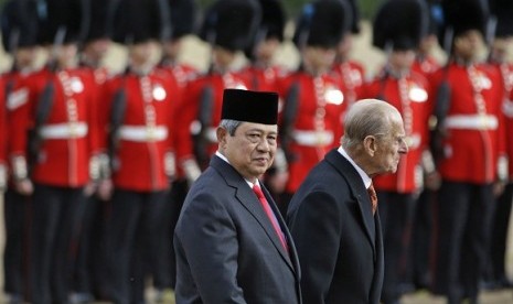 Indonesia's President Susilo Bambang Yudhoyono (left) reviews a Guard of Honour, accompanied by Britain's Prince Philip, during a ceremonial welcome at Horse Guards Parade in London October 31, 2012. Yudhoyono is on a three day state visit to Britain.  