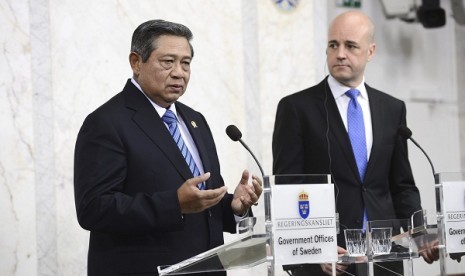 Indonesia's President Susilo Bambang Yudhoyono (left) speaks during a news conference with Sweden's Prime Minister Fredrik Reinfeldt at the Swedish government building in Stockholm, May 28, 2013. 