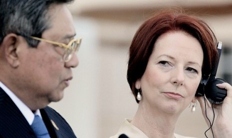 Indonesia's President Susilo Bambang Yudhoyono (left) talks during a news conference with Australia's Prime Minister Julia Gillard at the Northern Territory Parliament House in Darwin July 3, 2012. Yudhoyono is in Australia for the second annual Indonesia-