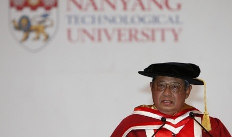 Indonesia's President Susilo Bambang Yudhoyono speaks during a ceremony where he is conferred an honorary doctorate by Nanyang Technological University, in Singapore April 22, 2013. 