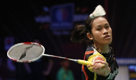 Indonesia's Yuswandari Aprilia returns a shot against China's Li Xuerui during 2013 Sudirman Cup in Kuala Lumpur, Tuesday. Indonesian badminton team is expected to reach semifinal after losing all battles to China. 