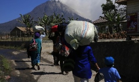 INDONESIA-VOLCANO/ - Villagers go back home after living at a temporary shelter for the last two months, as Mount Sinabung spews ash, in Karo regency, Indonesia