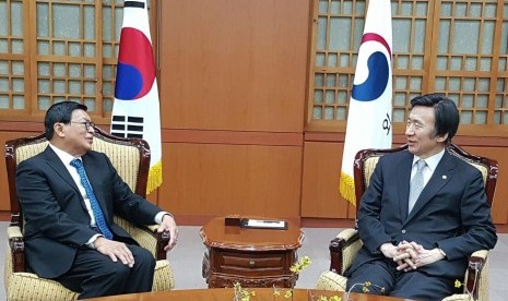 Indonesian Ambassador John A Prasetio (left) met South Korea's Minister of Foreign Affairs Yun Byung-se at the Office of Minister to conclude his ambassadorship on Thursday.