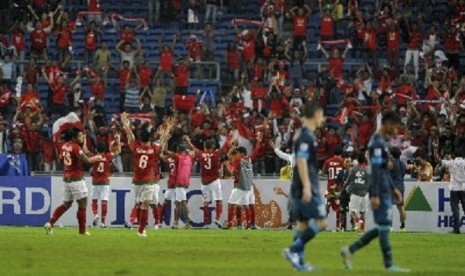 Indonesian and Singaporean football teams play during a match in Bukit Jalil, Malaysia. (illustration)