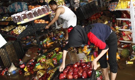 Indonesian Employers' Association (Apindo) says that floods cause retail business suffers the most. Some employers at a retail shop sort the damaged goods after their shop was flooded last week. (illustration)