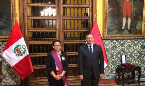 Indonesian Foreign Affairs Minister Retno Marsudi and Minister of Foreign Affairs of Peru Nestor Francisco Popolizio Bardales.  