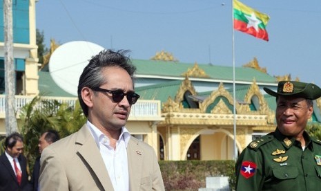 Indonesian Foreign Minister Marty Natalegawa, left, along with Myanmar Border Affair Minister Lt. General Thein Htay, right, arrives at Sittwe airport on Monday, Jan. 7, 2013, in Sittwe, Rakhine State, western Myanmar.  