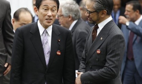 Indonesian Foreign Minister Marty Natalegawa (right) talks with his Japanese counterpart Fumio Kishida during the 2nd Conference on Cooperation among East Asian Countries for Palestinian Development (CEAPAD) in Jakarta, Indonesia, Saturday, March 1, 2014. 