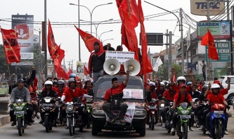 Indonesian labor held a protest in Cikarang, West Java, on October 3. They demand the government to abolish outsourcing system of labor recruitment. (illustration)  