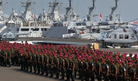 Indonesian marines join a parade in Surabaya, East Java, last week. Indonesian Armed Forces hold joint military drills 2013 in four locations. 