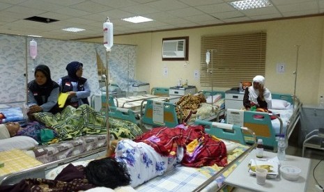 Indonesian medical team provides medical care to some sick hajj pilgrims un Medina, last week. (file photo)  