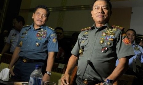 Indonesian Military Chief General Moeldoko (right)