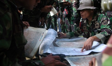 Indonesian military personnel learn the map of Salak Mountain before combing the site of crash in Sukabumi, West Java, Thursday.  