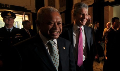 Indonesian Minister of Defence Purnomo Yusgiantoro (left) is welcoming the visiting Australian Minister of Defence Stephen Francis Smith in Jakarta on Tuesday.