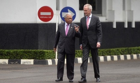 Indonesian Minister of Defense Purnomo Yusgiantoro (left) meets with visiting Spanish Minister Pedro Morenes Eulate on Wednesday in Jakarta, Wednesday. Both agree to boost defense cooperation. 