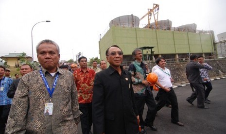 Indonesian Minister of Energy and Mineral Resources, Jero Wacik (center in black) visits Amurang in North Sulawesi and simulatanously he opens seven non-fossil fuel power plants in Sulawesi on Thursday.