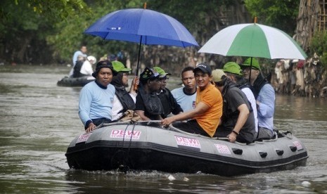 Indonesian Minister of Environtment Balthasar Kambuaya (third from left) and his counterpart from Czech, Thomas Chalupa (right) survey Ciliwung River using a rubber boat on Wednesday. During his visit, Chalupa eyes cooperation in waste management with Indo