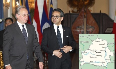 Indonesian Minister of Foregin Affairs Marty Natalegawa (right) and his counterpart, the visiting Minister of Foreign Affairs Sergei Martynov in Jakarta, Monday. Both countries eye cooperations in politic, trade, agriculture, sains, technology, and cultura