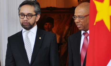 Indonesian minister of Foreign Affairs M. Natalegawa (left) meets his counterpart from Suriname,  Winston G Lackin, in Jakarta on March 18.