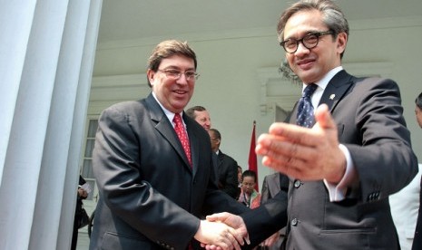 Indonesian Minister of Foreign Affairs Marty Natalegawa (right) welcomes his Cuban counterpart, Bruno Rodriguez Parrilla, in Jakarta on Friday. Both sides agree to tighten ties and boost cooperation. (file poto)