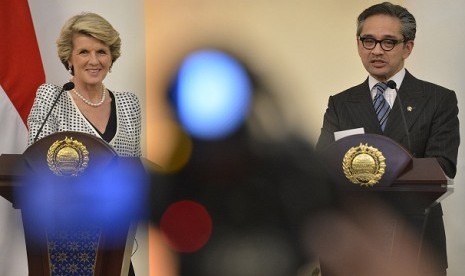 Indonesian Minister of Froeign Affairs Marty Natalegawa (left) and his visiting Australian counterpart, Julie Bishop, hold a press briefing after bilateral meeting at the ministry's office in Jakarta on Thursday, Dec 5, 2013. 