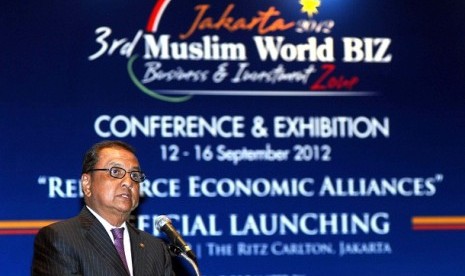 Minister of Industry, MS Hidayat, delivers his speech in Official Launching The 3rd Muslim World Business & Investment Zone (MWBIZ) 2012, on Firday in Jakarta. Muslim entrepreneurs from 35 countries will attend the September event.