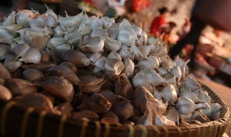 Indonesian Ministry of Trade issues import license for 92 garlic importers amid garlic's rocketing price.