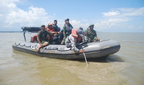 Indonesian Navy personnels conduct reguler sea patrol in the border between Indonesia and Malaysia. (file photo)