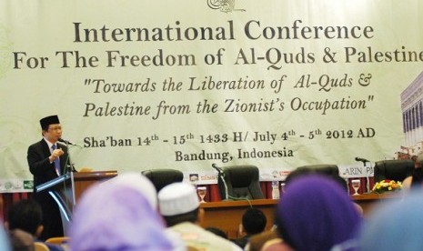 Indonesian parliamentary speaker, Marzuki Alie, delivers his message in International Conference for the Freedom of Al Quds and Palestine in Bandung, West Java, on July 4. 