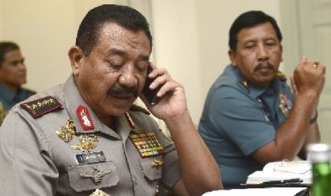 Indonesian Police Chief Timur Pradopo (left) and Commander in Chief Admiral Agus Suhartono (file photo)