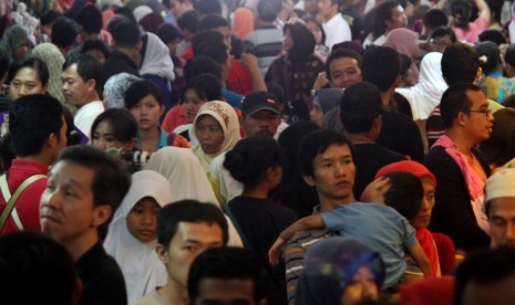 Indonesian population in 2035 surpasses 300 millions people. (Illustration)