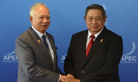 Indonesian Presiden Susilo Bambang Yudhoyono (right) meets counterpart from Malaysia, Nazib Razak, during aPEEC