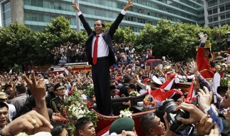 Indonesian President Joko Widodo gestures to the crowd during a street parade following his inauguration in Jakarta, Indonesia, Monday, Oct. 20, 2014. 