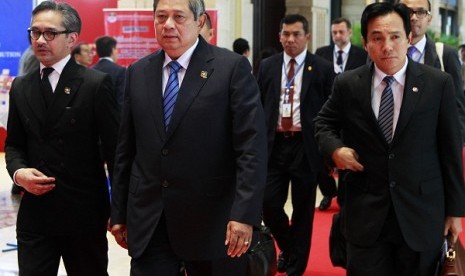 Indonesian President Susilo Bambang Yudhoyono (center) walks with Indonesian Foreign Minister Marty Natalegawa (left) during a break on the second day of the Asia-Europe Meeting (ASEM) summit in Vientiane November 6, 2012.   